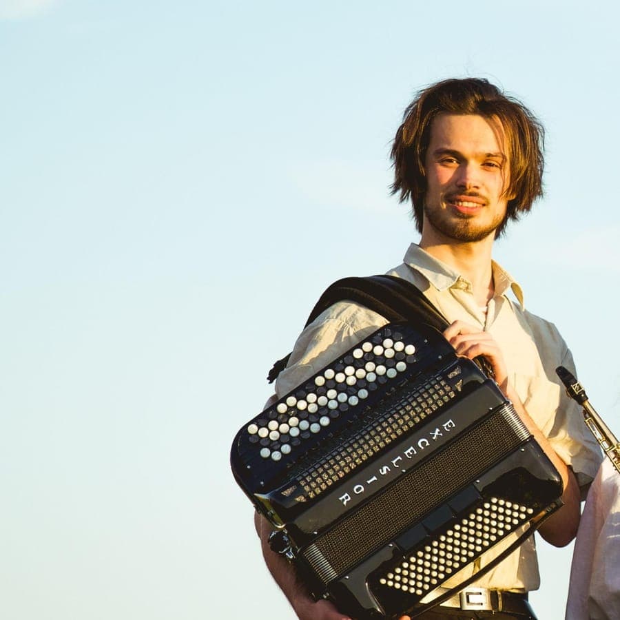 Lauge Johannes Hansen med sin harmonika under åben himmel