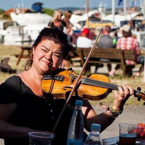 Louise Ring Vangsgaard spiller violin udendørs